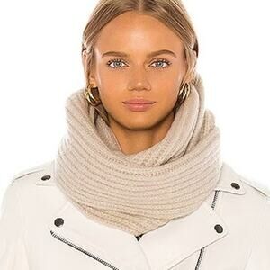 NEW Hat Attack Lodge Loop Light Grey Soft Ribbed Thick Knit Scarf One Size
